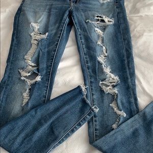 AMERICAN EAGLE | HIGH WAISTED RIPPED JEANS